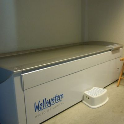 Überwasser-Massageliege Weltsystem Medical in der Praxis ATOR - Therapie
